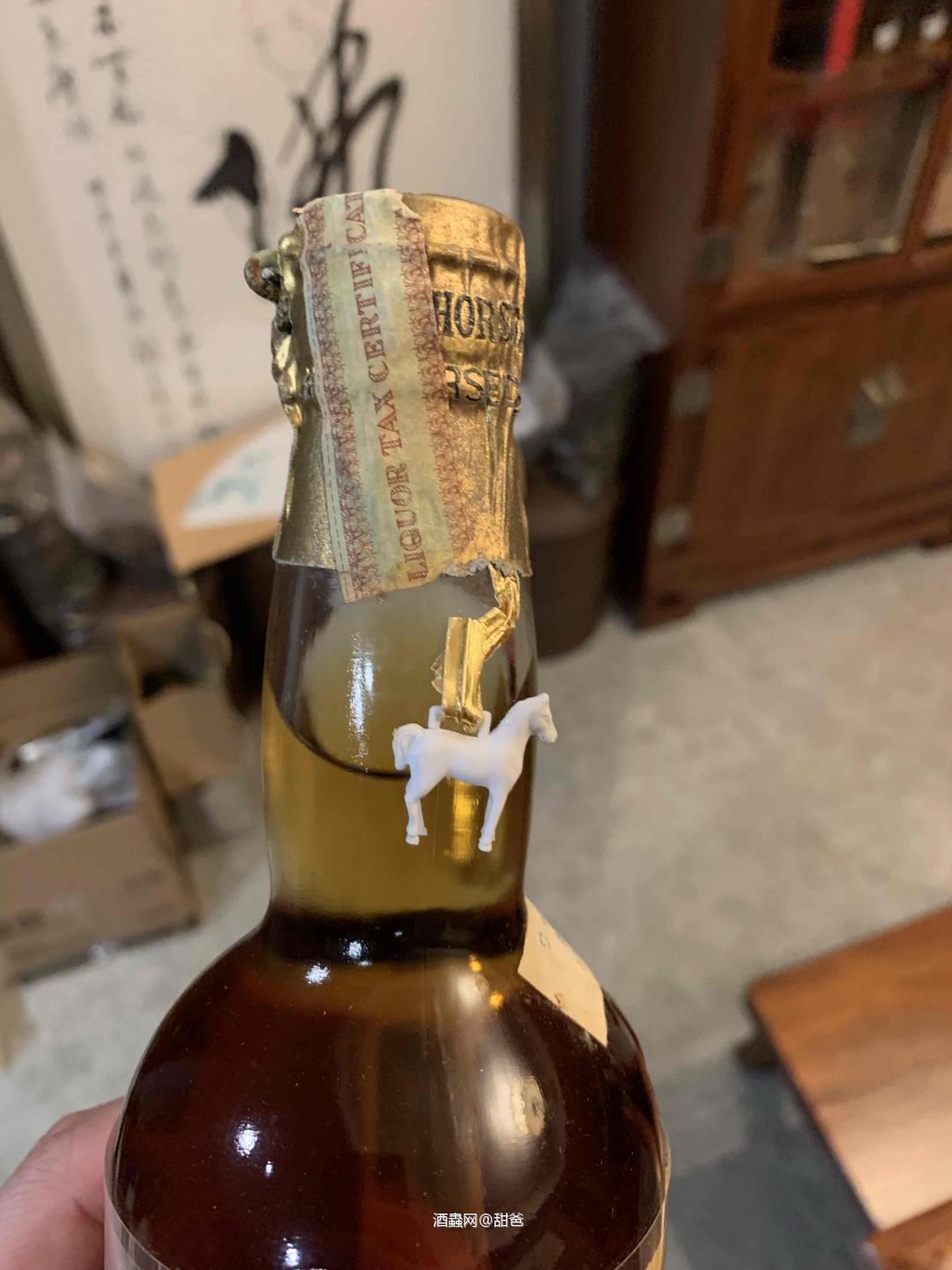 60年代～老白馬，黑白狗（彈弓頭）蘇格蘭威士忌750ml,已非常罕見，珍藏。