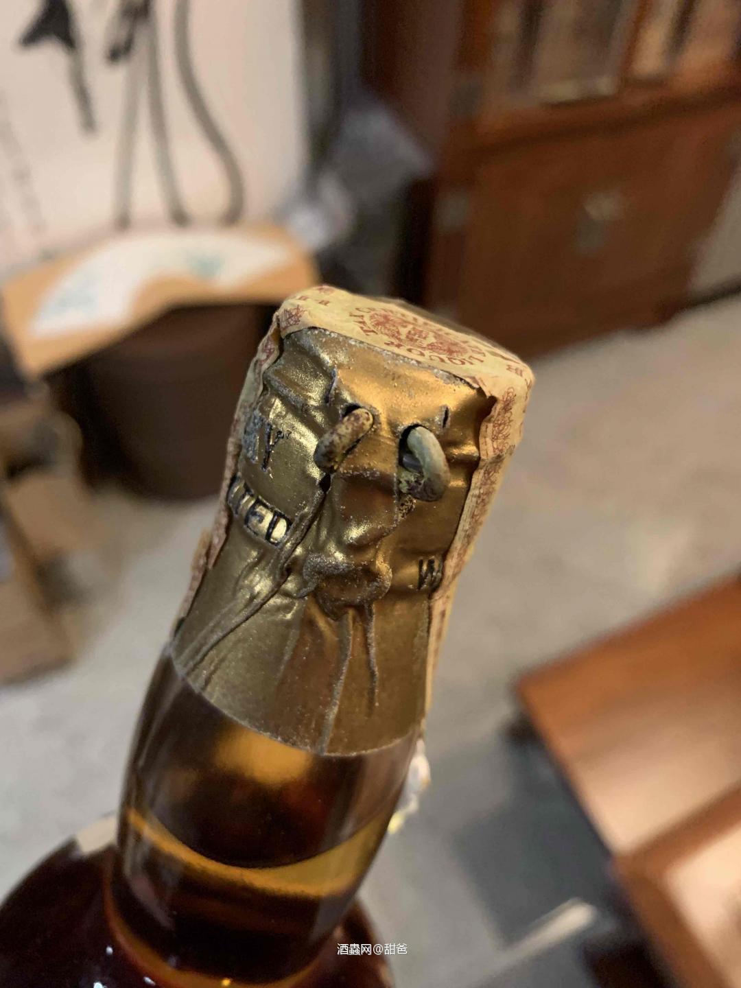 60年代～老白馬，黑白狗（彈弓頭）蘇格蘭威士忌750ml,已非常罕見，珍藏。