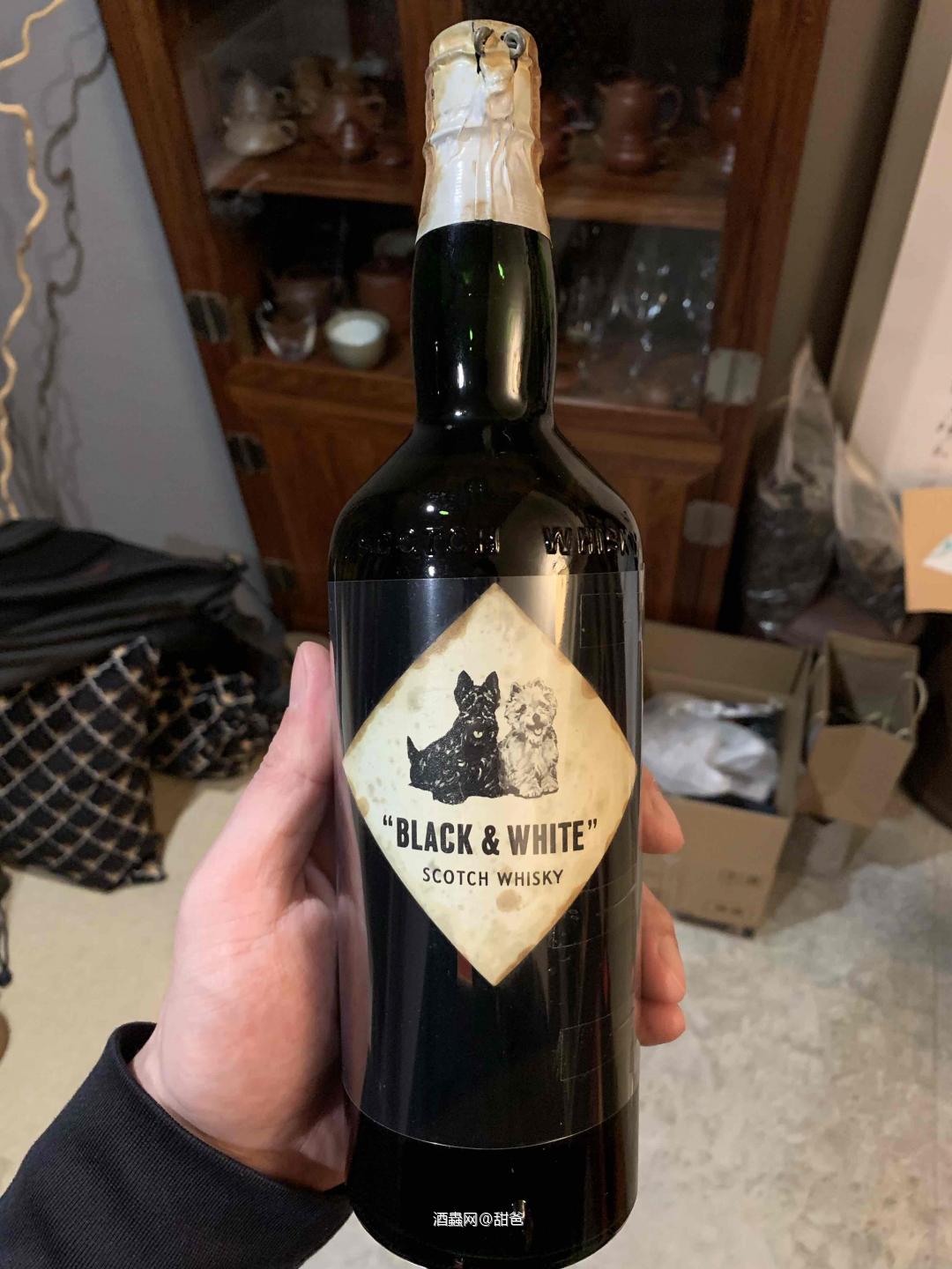 60年代～老白馬，黑白狗（彈弓頭）蘇格蘭威士忌750ml,已非常罕見，珍藏。