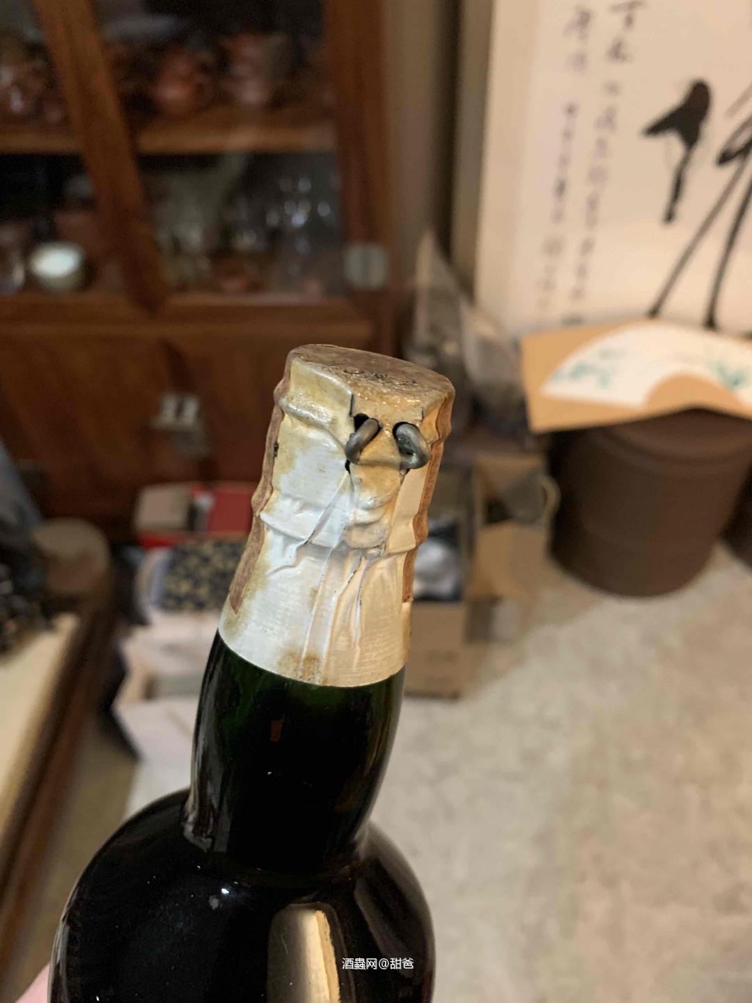 60年代～老白馬，黑白狗（彈弓頭）蘇格蘭威士忌750ml,已非常罕見，珍藏。