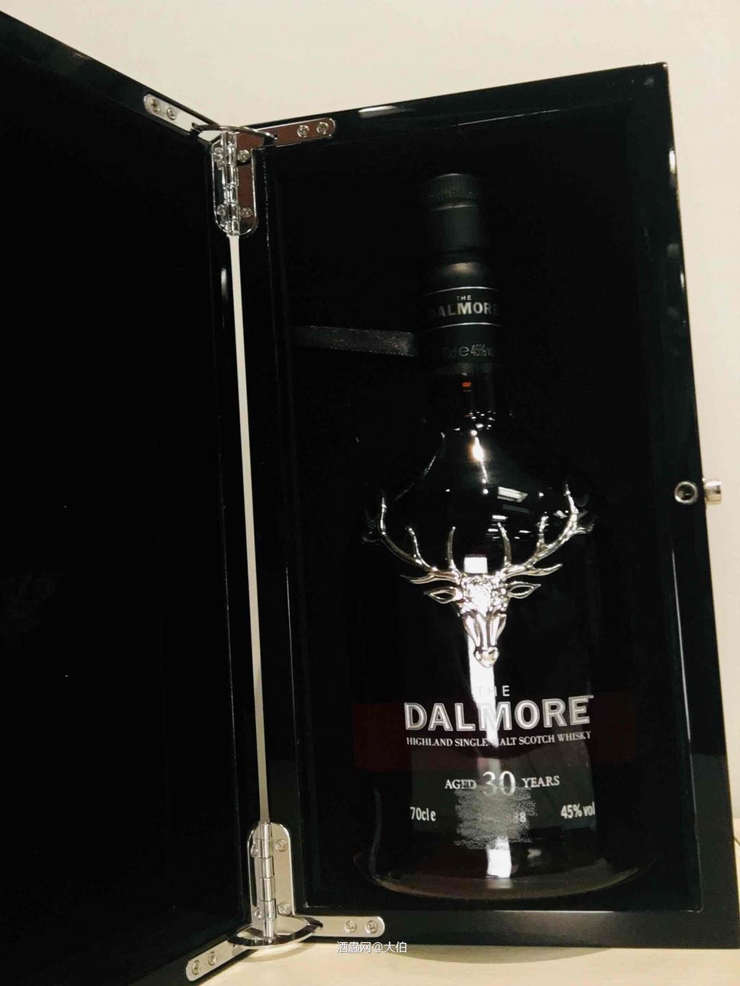 入了一瓶装B宴客酒，虽不是什么太好的酒，但是包装真是非常精美，唉，装B总是要有成本的<img src='https://sdata.whiskyworm.com/xcxpics/emoji_28.png' class='emoji' />