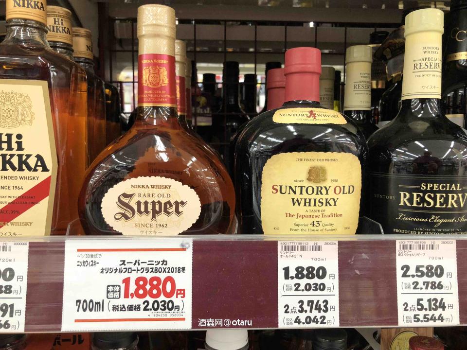 看收入咯。呼朋唤友时候买点贵的，自己喝，black，方瓶白标，罗雅等等。从500日元喝到5000日元 用了10年。