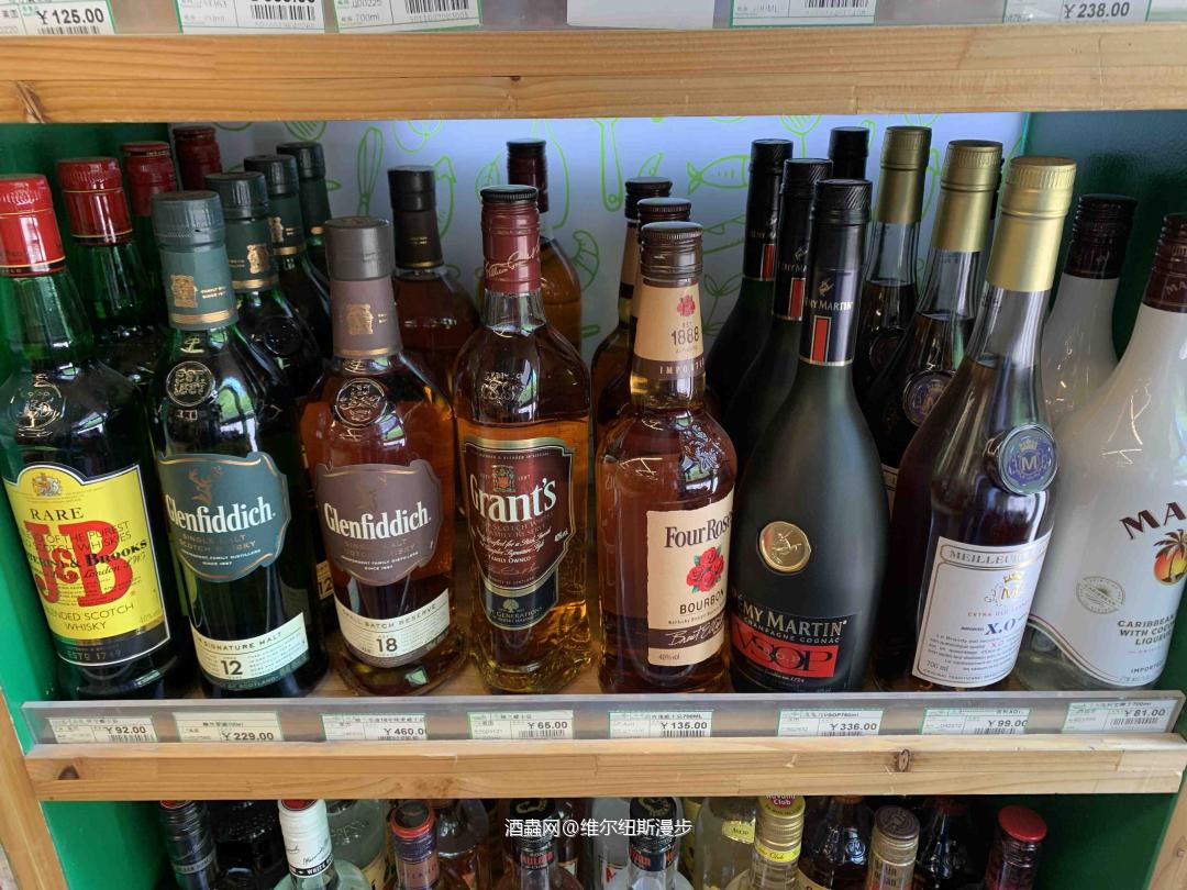 大CBD的实体超市还有不少威士忌卖～