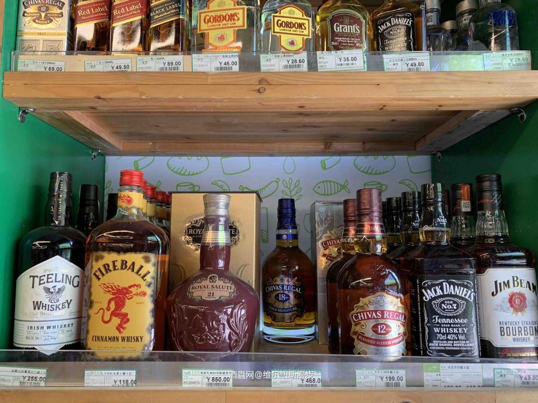 大CBD的实体超市还有不少威士忌卖～
