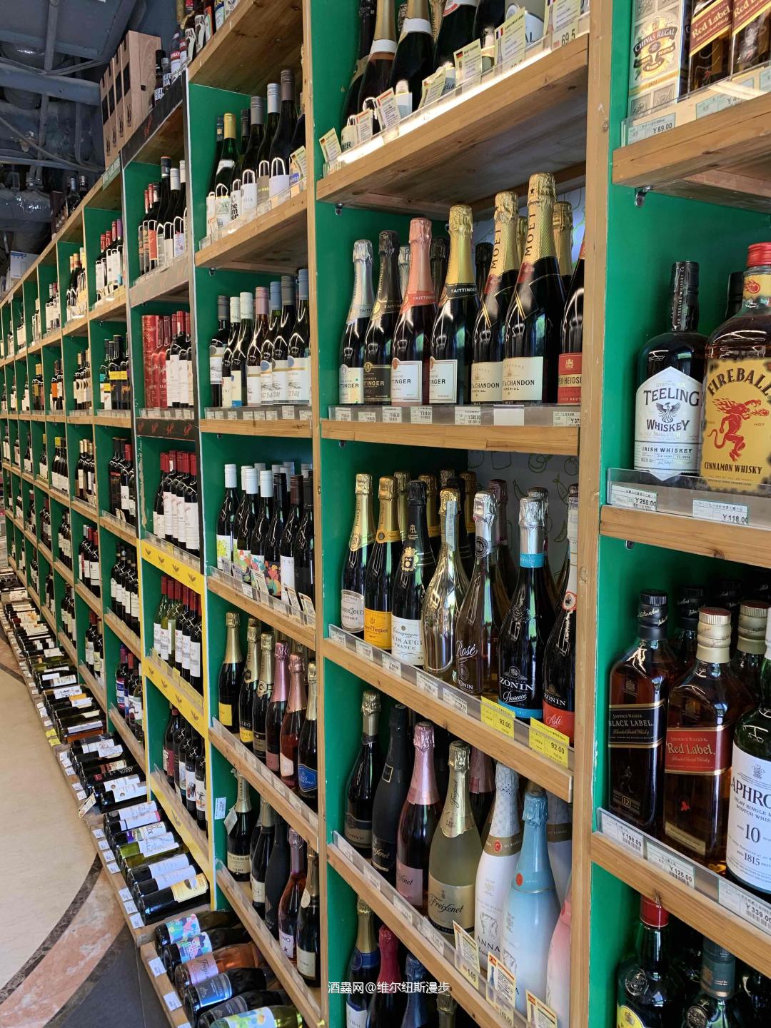 大CBD的实体超市还有不少威士忌卖～