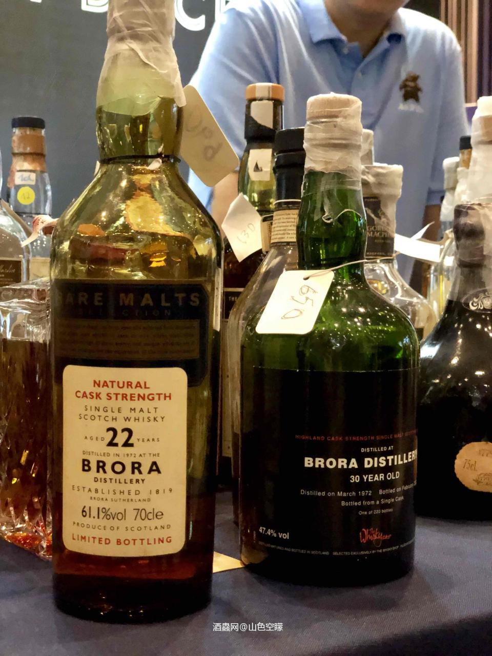 小宇的老酒 老板问：喜欢喝什么酒？“有小猫么🐈？”“只带了大猫🐱 ”😂