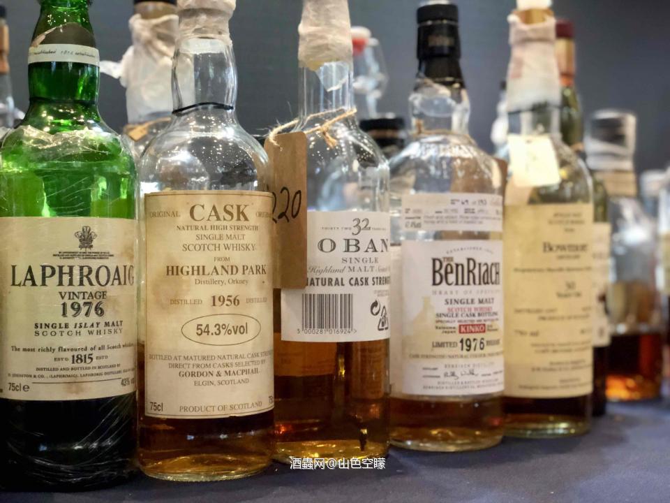 小宇的老酒 老板问：喜欢喝什么酒？“有小猫么🐈？”“只带了大猫🐱 ”😂