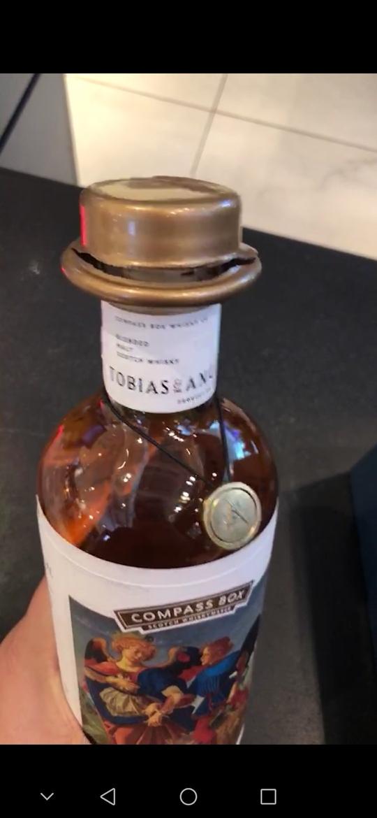 封口都是裂的，这酒封装有点问题。