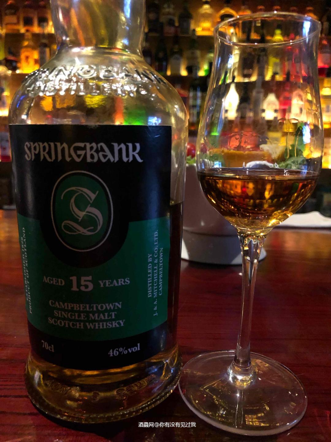 酒体清澈，琥珀色，挂杯明显<p class='p'/>闻香：淡淡的烟熏，奶油坚果、麦芽…