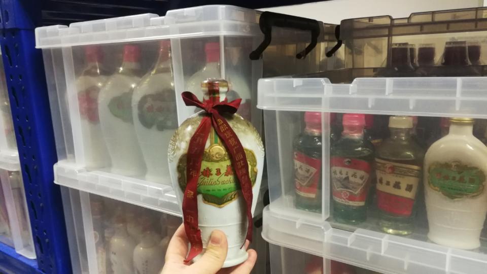 拍完全家福，穿衣装箱完毕发现漏了一瓶