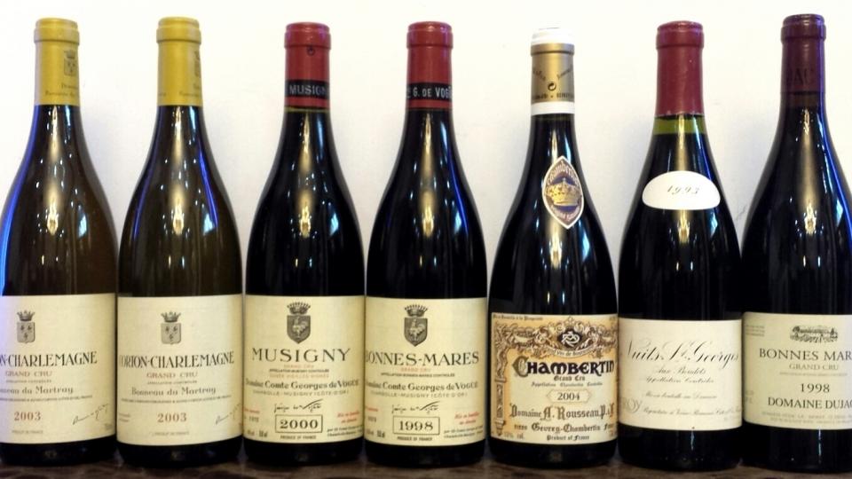 酒友问，看图都是白和威，红酒有吗？最早接触的就是红酒，葡萄酒娇贵对储存环境要求高。大小酒柜六个，两间小地下室都放满了，好几年没入红酒了，没地搁。放些旧照片