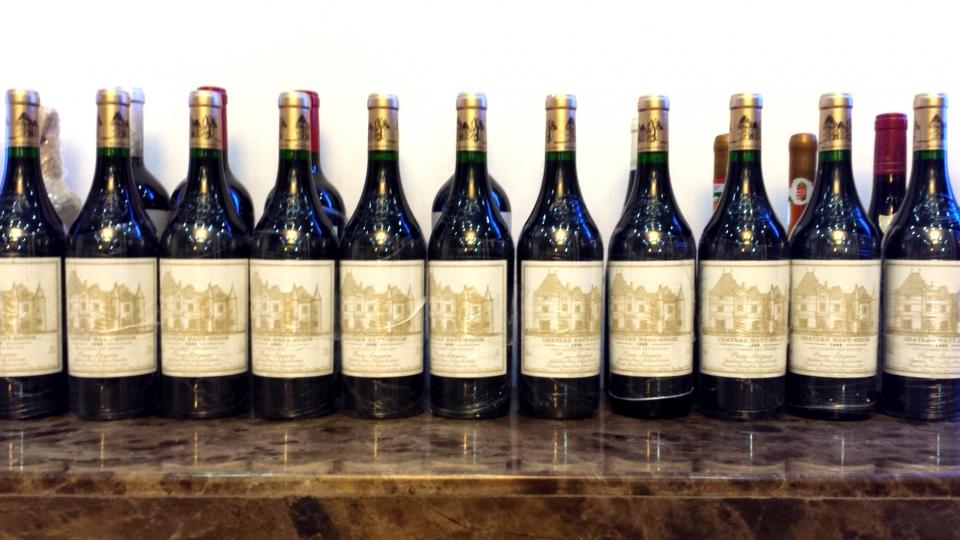 酒友问，看图都是白和威，红酒有吗？最早接触的就是红酒，葡萄酒娇贵对储存环境要求高。大小酒柜六个，两间小地下室都放满了，好几年没入红酒了，没地搁。放些旧照片