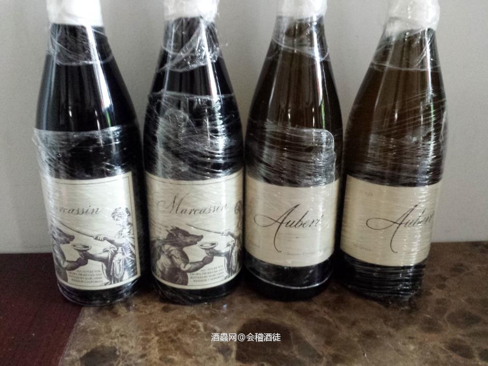 酒友问，看图都是白和威，红酒有吗？最早接触的就是红酒，葡萄酒娇贵对储存环境要求高。大小酒柜六个，两间小地下室都放满了，好几年没入红酒了，没地搁。放些旧照片