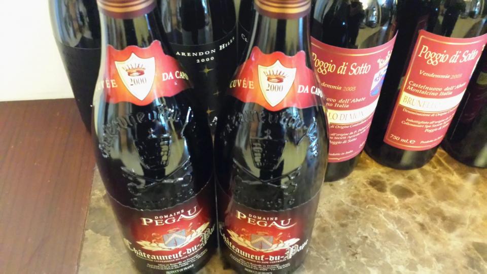 酒友问，看图都是白和威，红酒有吗？最早接触的就是红酒，葡萄酒娇贵对储存环境要求高。大小酒柜六个，两间小地下室都放满了，好几年没入红酒了，没地搁。放些旧照片