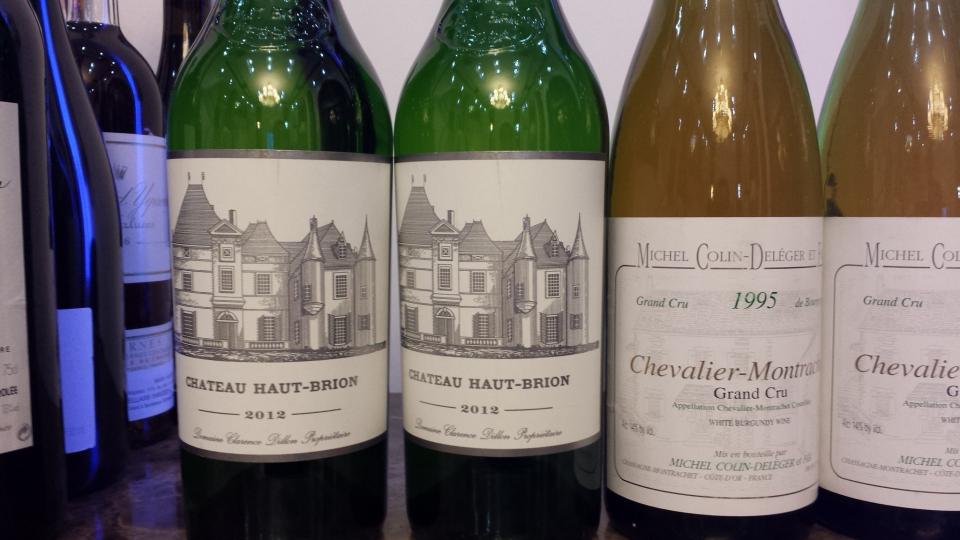 酒友问，看图都是白和威，红酒有吗？最早接触的就是红酒，葡萄酒娇贵对储存环境要求高。大小酒柜六个，两间小地下室都放满了，好几年没入红酒了，没地搁。放些旧照片