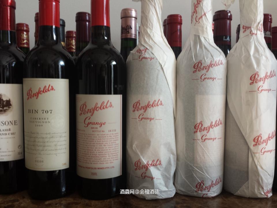 酒友问，看图都是白和威，红酒有吗？最早接触的就是红酒，葡萄酒娇贵对储存环境要求高。大小酒柜六个，两间小地下室都放满了，好几年没入红酒了，没地搁。放些旧照片