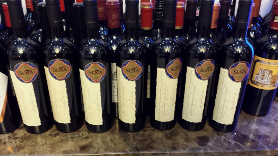 酒友问，看图都是白和威，红酒有吗？最早接触的就是红酒，葡萄酒娇贵对储存环境要求高。大小酒柜六个，两间小地下室都放满了，好几年没入红酒了，没地搁。放些旧照片