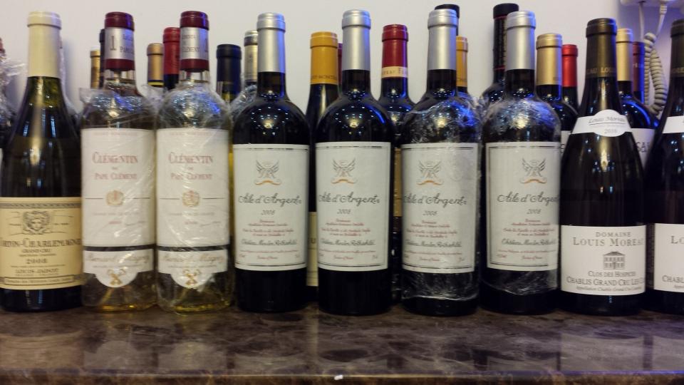 酒友问，看图都是白和威，红酒有吗？最早接触的就是红酒，葡萄酒娇贵对储存环境要求高。大小酒柜六个，两间小地下室都放满了，好几年没入红酒了，没地搁。放些旧照片