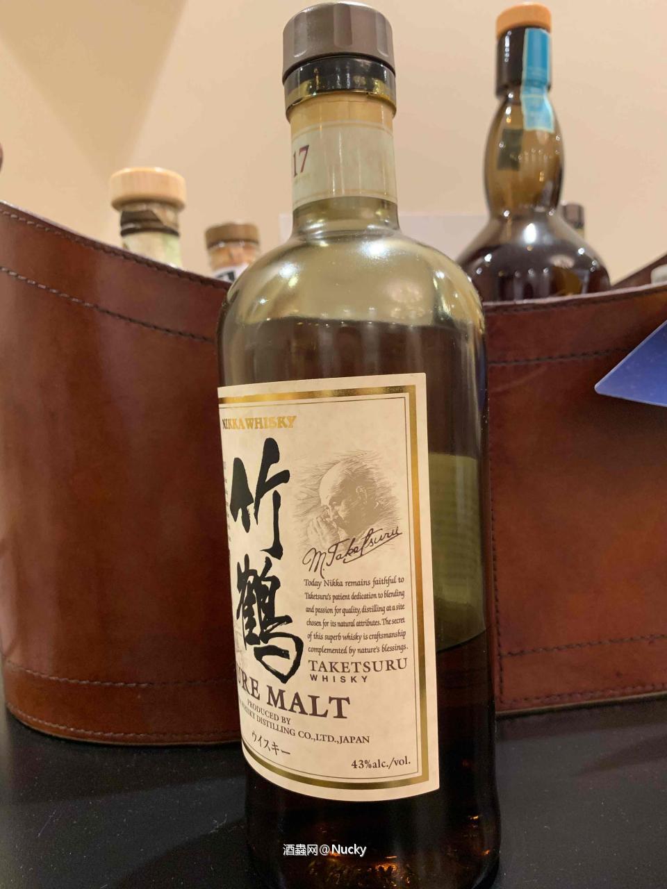 竹鹤17其实很适合日常喝喝，不用刻意去想喝什么的时候。柔和烟熏泥煤果香。