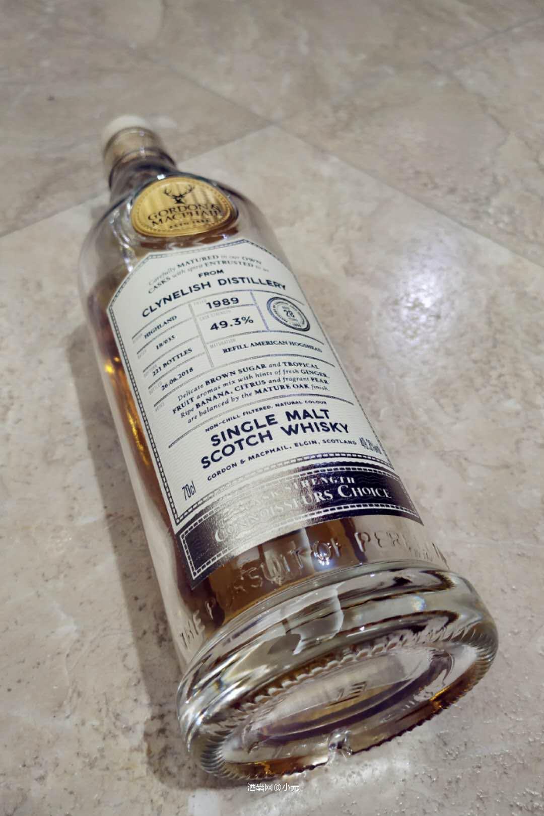 小元酌酒踏雪归来 寻猫记NO.1 新鲜的木刨花 尖锐的老山檀转为黄花梨的降香 甜而不腻 香而不俗 余韵且幽长 价格与年份都优于市面上的小野猫<img src='https://sdata.whiskyworm.com/xcxpics/emoji_98.png' class='emoji' />