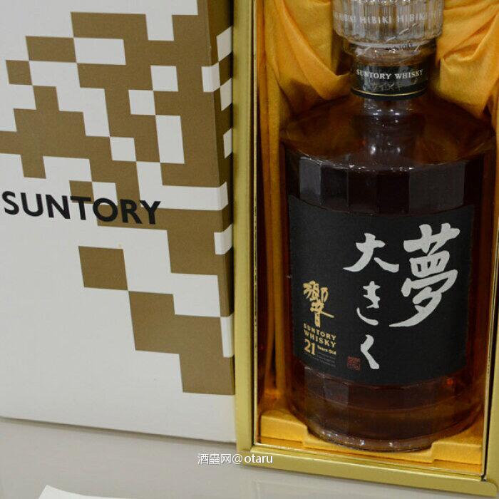 哈哈 楼主宝贝不少呢。这个是非卖品，就任仪式上送给与会者中的重要来宾，还有17年和12年的纪念品。当时天朝的大使也去过，礼物是30年。随行领馆工作人员、人手一瓶17年纪念酒。如图所示：2001年，三代社长变成会长（总裁变成董事长）信忠继承大哥，变成三得利的第四代社长。信一郎是长房长孙。信忠是鸟井信治郎的二儿子的儿子。为啥不姓鸟井呢？因为次男随妈妈姓，为啥呢？鸟井在搞威士忌快破产的时候还办过一个公司叫：“佐治合資会社”是和他丈人家一起搞的。有个日本富豪排行榜上：佐治信忠目前是仅次于孙正义和柳井正的日本第三富豪。