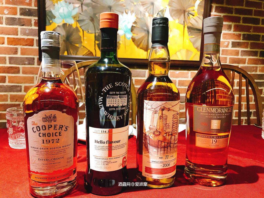 线下house聚会，大家拿出藏酒交流，很开心