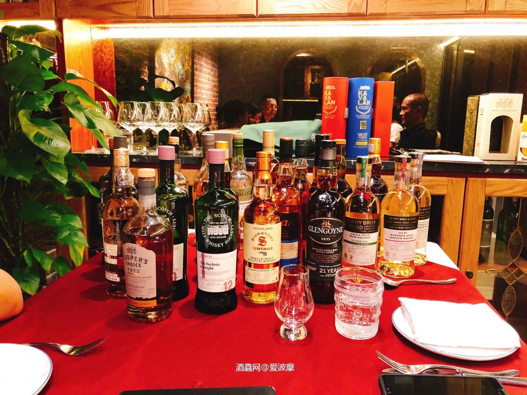 线下house聚会，大家拿出藏酒交流，很开心