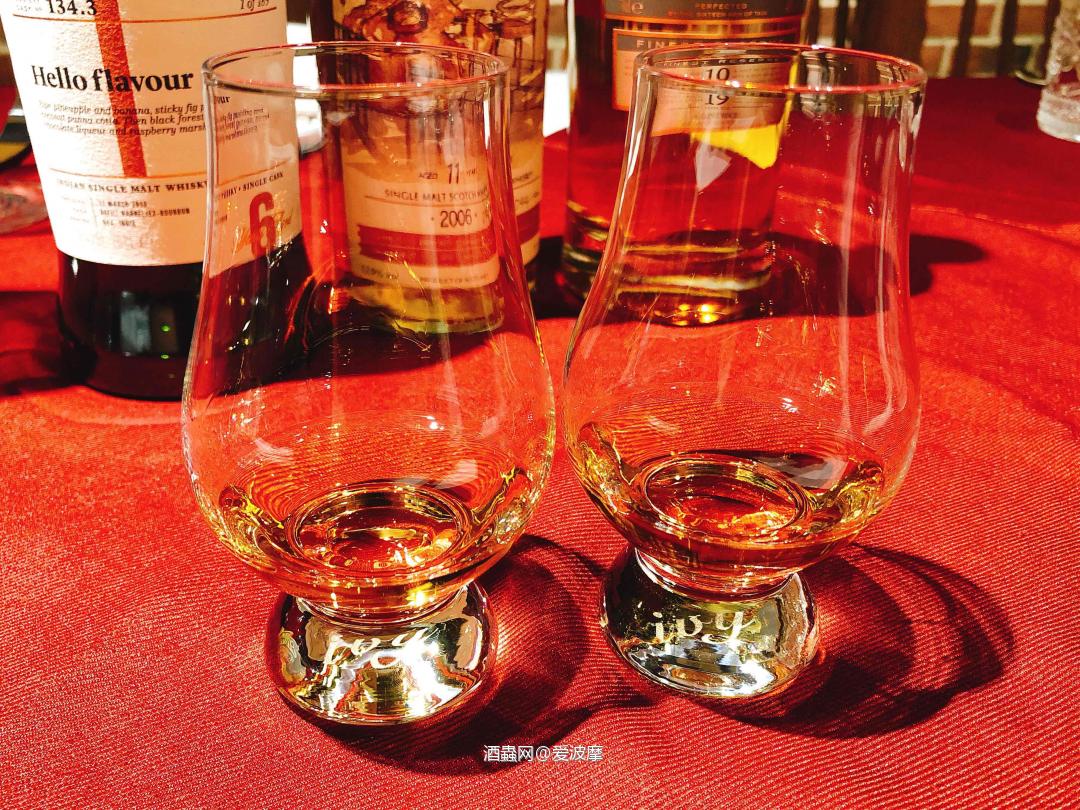 线下house聚会，大家拿出藏酒交流，很开心