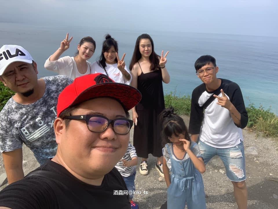 終於有機會來參加花蓮一年一度的原住民族聯合豐年節，也終於等到期待已久的千人共舞，但⋯還是一樣╭(╯^╰)╮愛喝死好，尤其是啤酒，以為可以跳一個小時的舞，中途內急殺進廁所後，最精彩的千人手牽手圍繞舞台共舞的畫面，就在我面前歡歡樂樂的結束了( ´Д`)y━･~~⋯⋯⋯ #有機會一定要來花蓮參加的活動 #聯合豐年祭完開始每部落豐年祭