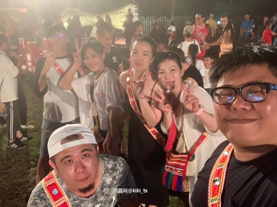終於有機會來參加花蓮一年一度的原住民族聯合豐年節，也終於等到期待已久的千人共舞，但⋯還是一樣╭(╯^╰)╮愛喝死好，尤其是啤酒，以為可以跳一個小時的舞，中途內急殺進廁所後，最精彩的千人手牽手圍繞舞台共舞的畫面，就在我面前歡歡樂樂的結束了( ´Д`)y━･~~⋯⋯⋯ #有機會一定要來花蓮參加的活動 #聯合豐年祭完開始每部落豐年祭