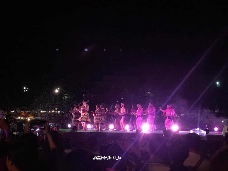 終於有機會來參加花蓮一年一度的原住民族聯合豐年節，也終於等到期待已久的千人共舞，但⋯還是一樣╭(╯^╰)╮愛喝死好，尤其是啤酒，以為可以跳一個小時的舞，中途內急殺進廁所後，最精彩的千人手牽手圍繞舞台共舞的畫面，就在我面前歡歡樂樂的結束了( ´Д`)y━･~~⋯⋯⋯ #有機會一定要來花蓮參加的活動 #聯合豐年祭完開始每部落豐年祭