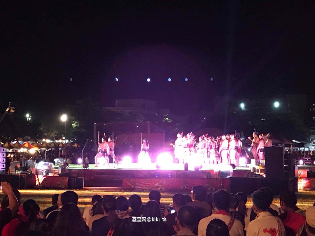 終於有機會來參加花蓮一年一度的原住民族聯合豐年節，也終於等到期待已久的千人共舞，但⋯還是一樣╭(╯^╰)╮愛喝死好，尤其是啤酒，以為可以跳一個小時的舞，中途內急殺進廁所後，最精彩的千人手牽手圍繞舞台共舞的畫面，就在我面前歡歡樂樂的結束了( ´Д`)y━･~~⋯⋯⋯ #有機會一定要來花蓮參加的活動 #聯合豐年祭完開始每部落豐年祭