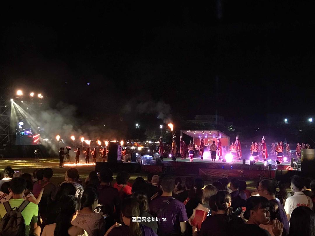 終於有機會來參加花蓮一年一度的原住民族聯合豐年節，也終於等到期待已久的千人共舞，但⋯還是一樣╭(╯^╰)╮愛喝死好，尤其是啤酒，以為可以跳一個小時的舞，中途內急殺進廁所後，最精彩的千人手牽手圍繞舞台共舞的畫面，就在我面前歡歡樂樂的結束了( ´Д`)y━･~~⋯⋯⋯ #有機會一定要來花蓮參加的活動 #聯合豐年祭完開始每部落豐年祭