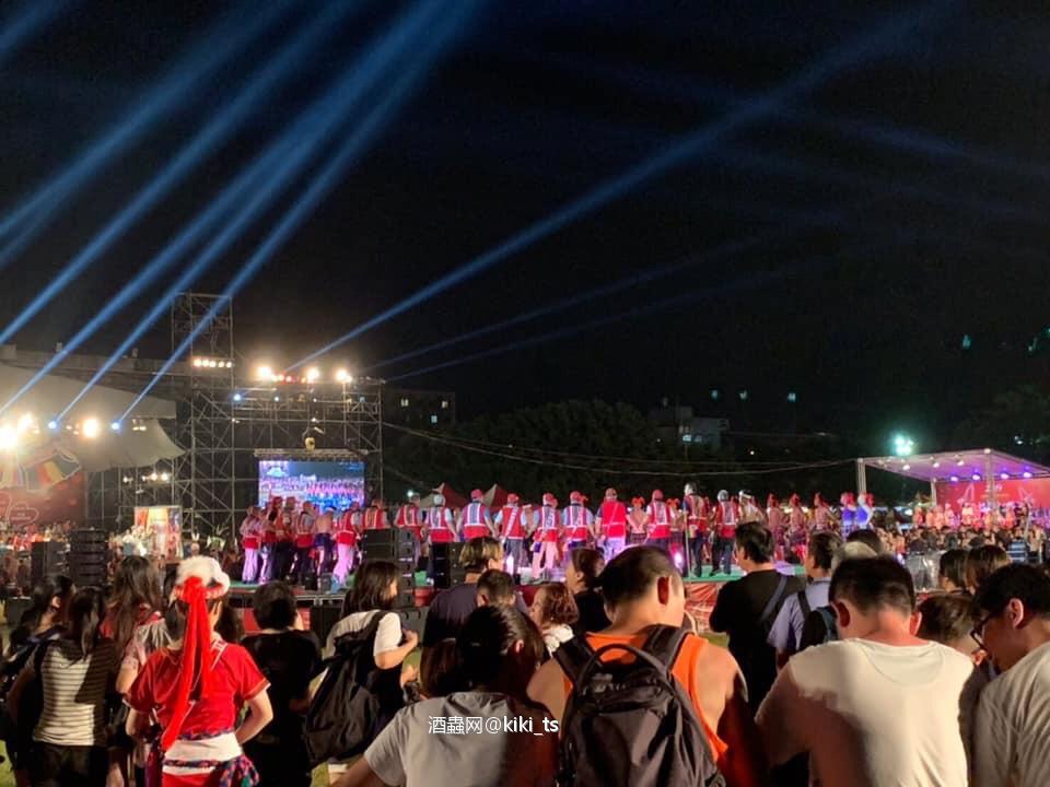 終於有機會來參加花蓮一年一度的原住民族聯合豐年節，也終於等到期待已久的千人共舞，但⋯還是一樣╭(╯^╰)╮愛喝死好，尤其是啤酒，以為可以跳一個小時的舞，中途內急殺進廁所後，最精彩的千人手牽手圍繞舞台共舞的畫面，就在我面前歡歡樂樂的結束了( ´Д`)y━･~~⋯⋯⋯ #有機會一定要來花蓮參加的活動 #聯合豐年祭完開始每部落豐年祭