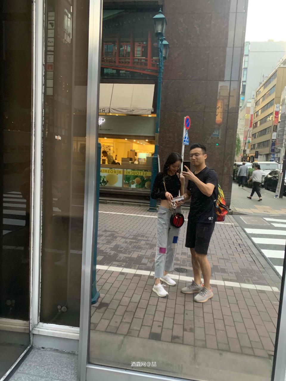 和最爱的人 ，在最热爱的地点，喝着最喜爱的威士忌、做爱做的事情。