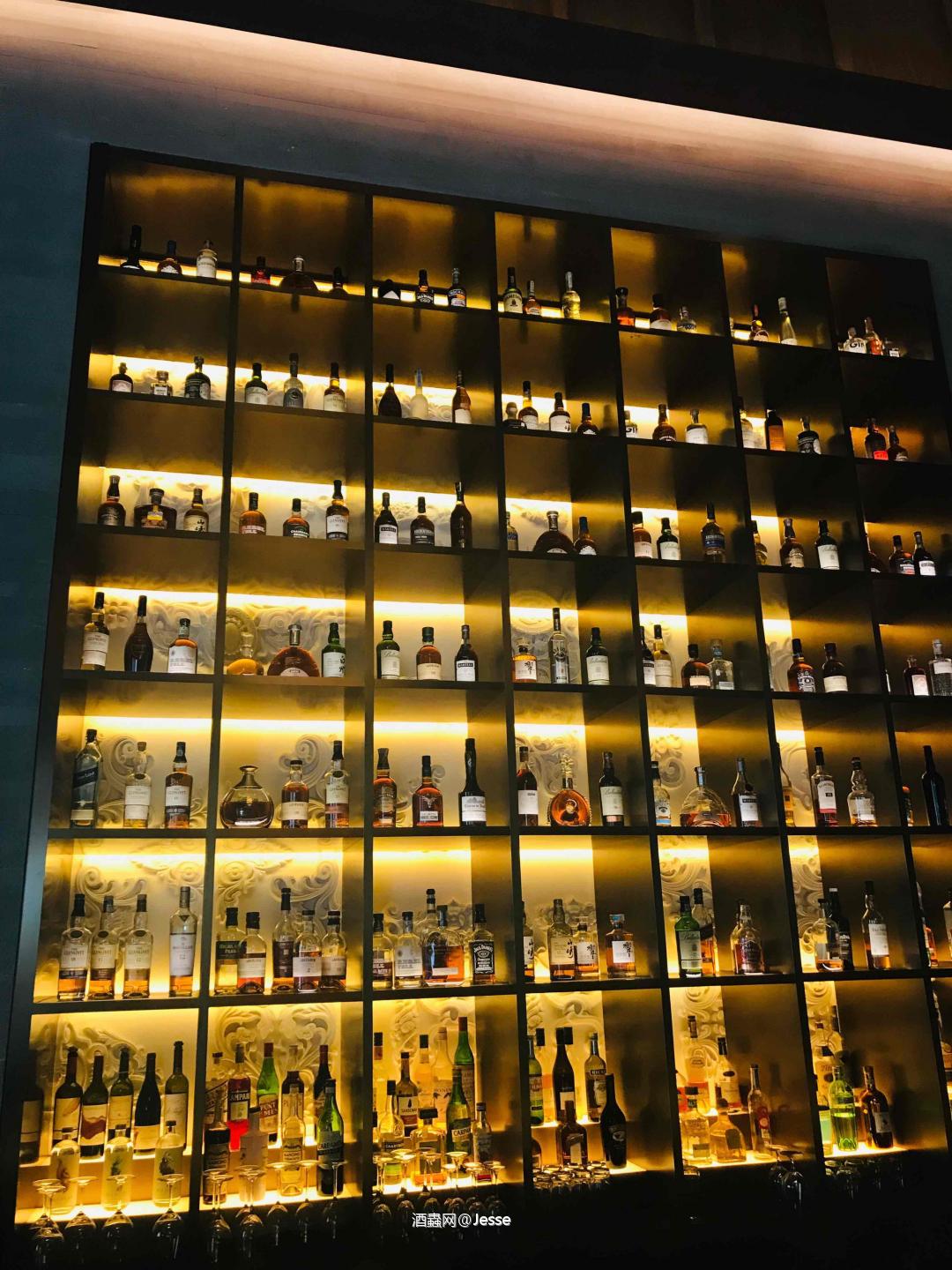 小资酒店高楼层的餐吧，带妹来可以一步到位了<img src='https://sdata.whiskyworm.com/xcxpics/emoji_5.png' class='emoji' />