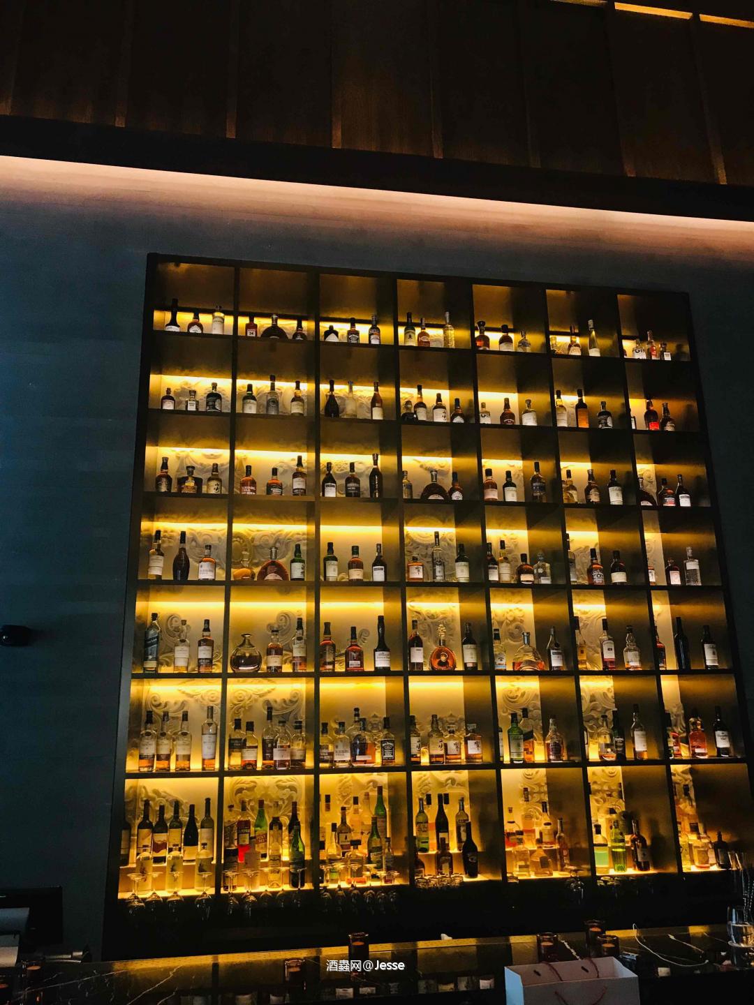 小资酒店高楼层的餐吧，带妹来可以一步到位了<img src='https://sdata.whiskyworm.com/xcxpics/emoji_5.png' class='emoji' />