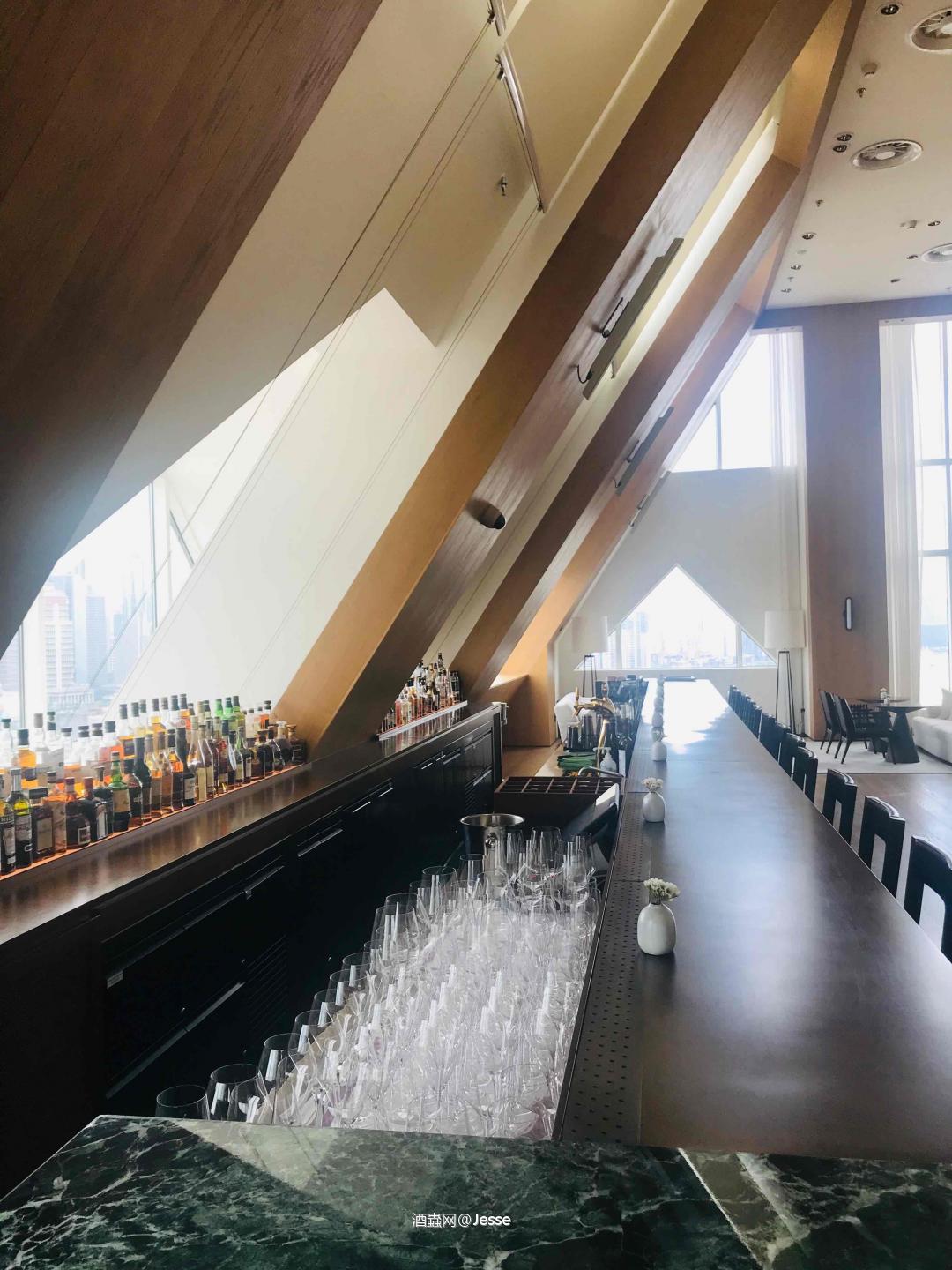 小资酒店高楼层的餐吧，带妹来可以一步到位了<img src='https://sdata.whiskyworm.com/xcxpics/emoji_5.png' class='emoji' />