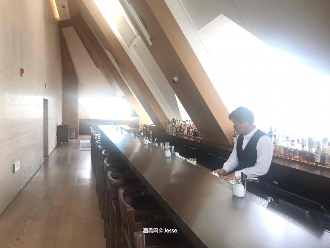 小资酒店高楼层的餐吧，带妹来可以一步到位了<img src='https://sdata.whiskyworm.com/xcxpics/emoji_5.png' class='emoji' />