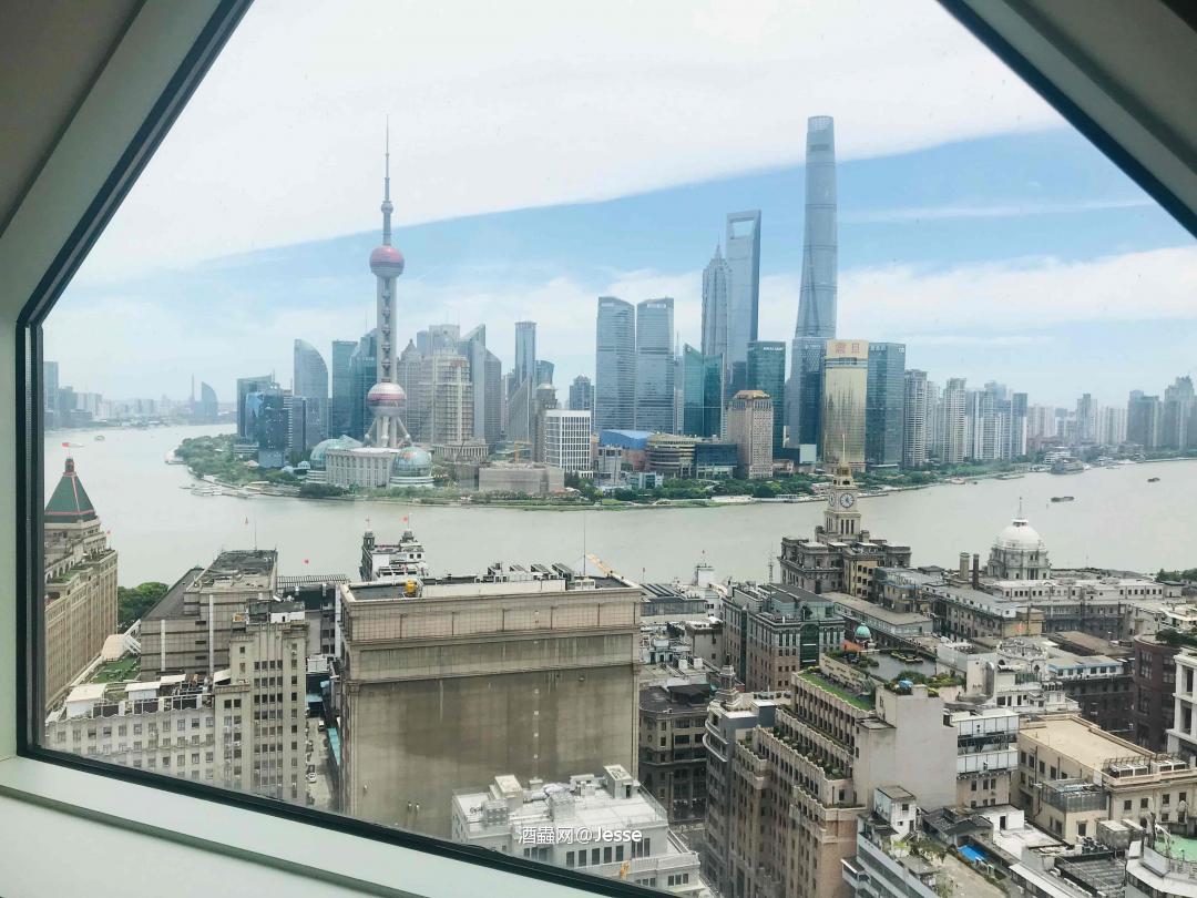 小资酒店高楼层的餐吧，带妹来可以一步到位了<img src='https://sdata.whiskyworm.com/xcxpics/emoji_5.png' class='emoji' />