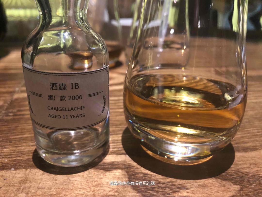 酒体清澈，暗金色，挂杯明显<p class='p'/>闻香：淡淡的烟熏，轻微刺鼻的酒精…