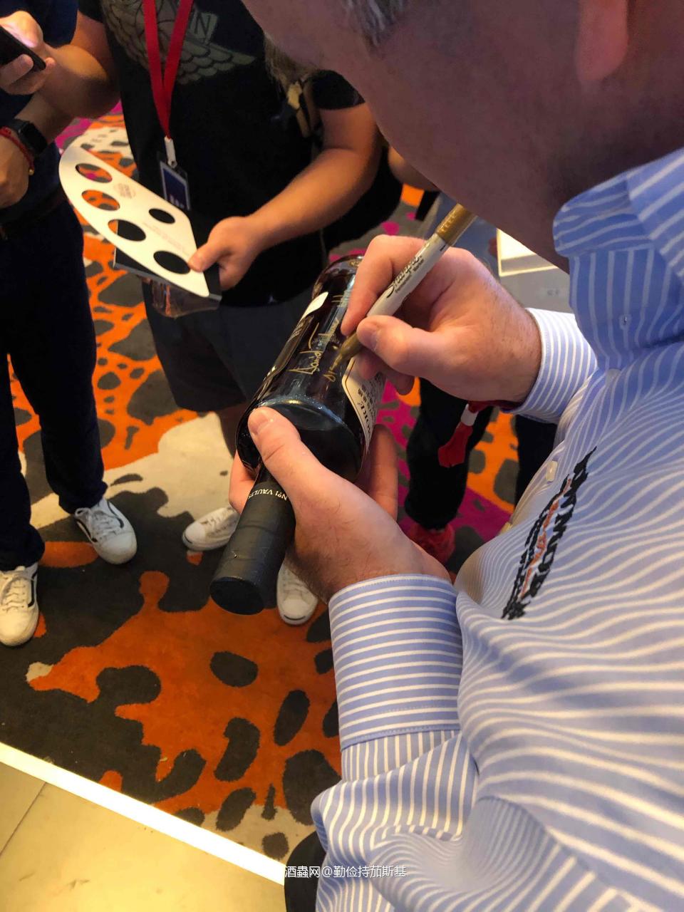 两瓶波摩1997也签名了