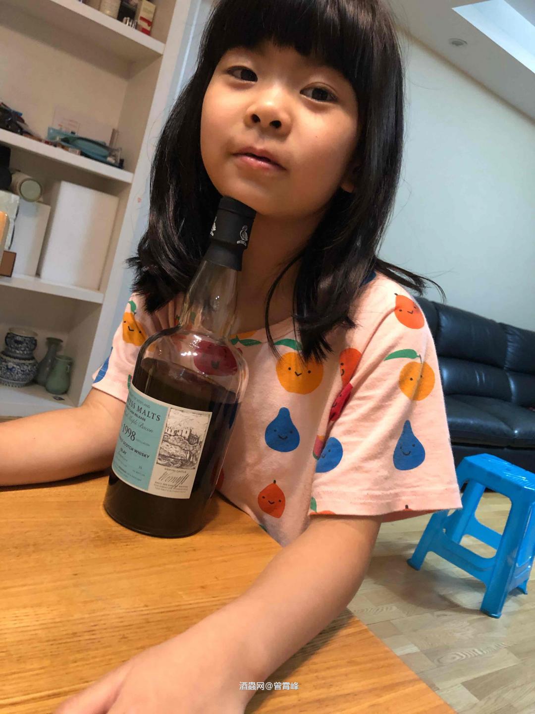 再大一点看样子是要柜子上的酒要被她喝掉