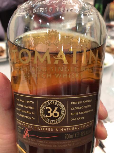 威士忌的朝拜 在身为威士忌大佬的朋友家第一次真正接触威士忌，第二天早上醒来真的是连呼吸都是威士忌香味，太棒了，开始喜欢威士忌，就是这起点太高了，准备慢慢开始起步