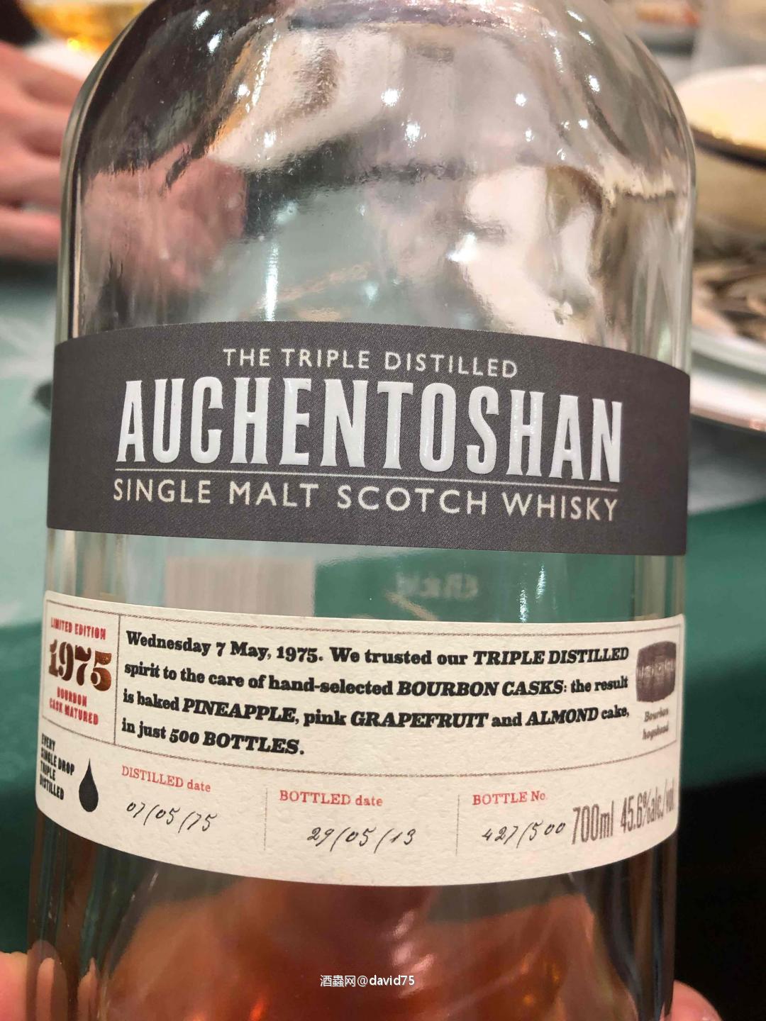 威士忌的朝拜 在身为威士忌大佬的朋友家第一次真正接触威士忌，第二天早上醒来真的是连呼吸都是威士忌香味，太棒了，开始喜欢威士忌，就是这起点太高了，准备慢慢开始起步