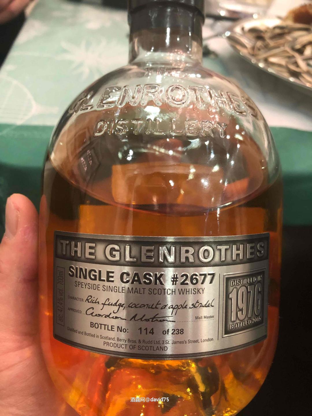 威士忌的朝拜 在身为威士忌大佬的朋友家第一次真正接触威士忌，第二天早上醒来真的是连呼吸都是威士忌香味，太棒了，开始喜欢威士忌，就是这起点太高了，准备慢慢开始起步