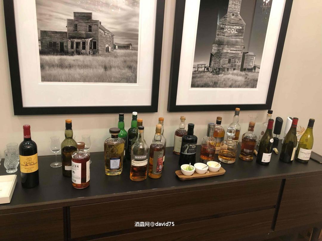 威士忌的朝拜 在身为威士忌大佬的朋友家第一次真正接触威士忌，第二天早上醒来真的是连呼吸都是威士忌香味，太棒了，开始喜欢威士忌，就是这起点太高了，准备慢慢开始起步