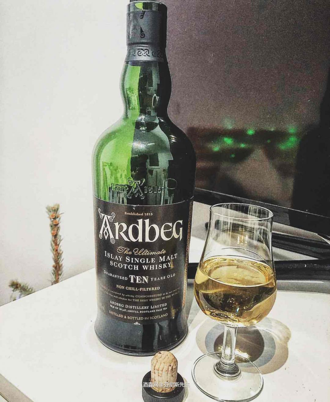 沁凉的杯中之酒，饱含着生活的温度。