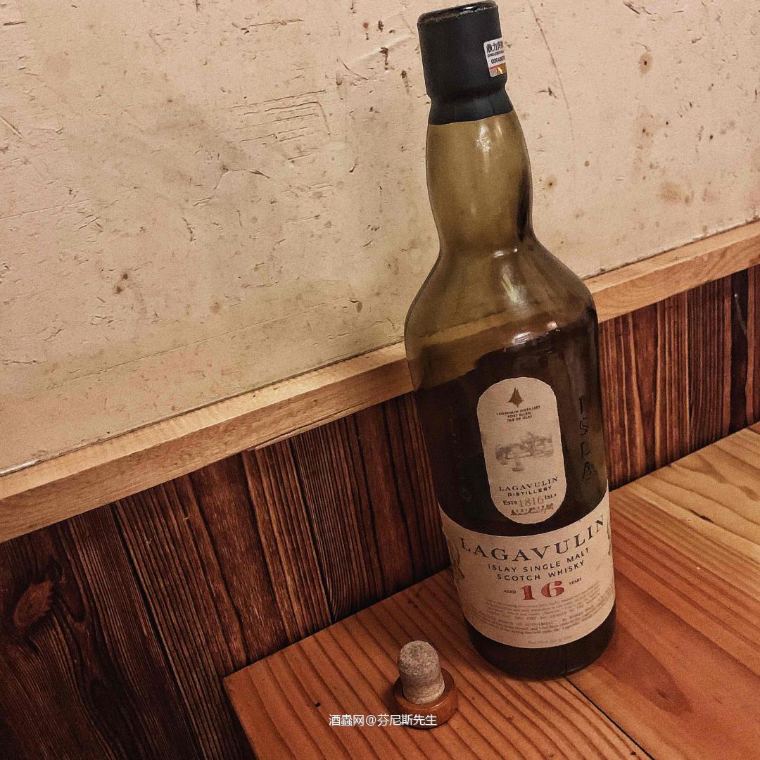 沁凉的杯中之酒，饱含着生活的温度。