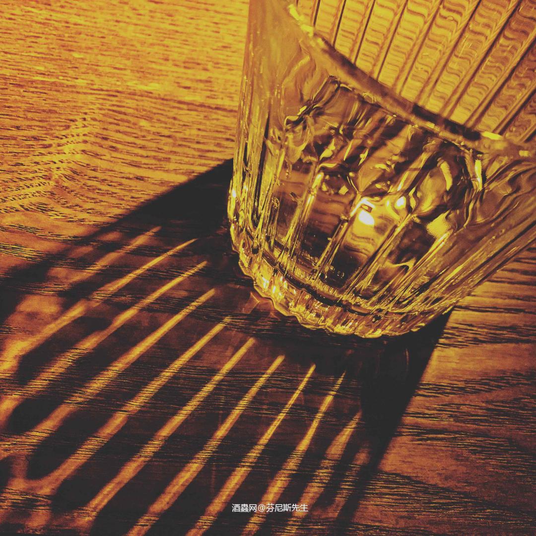 沁凉的杯中之酒，饱含着生活的温度。